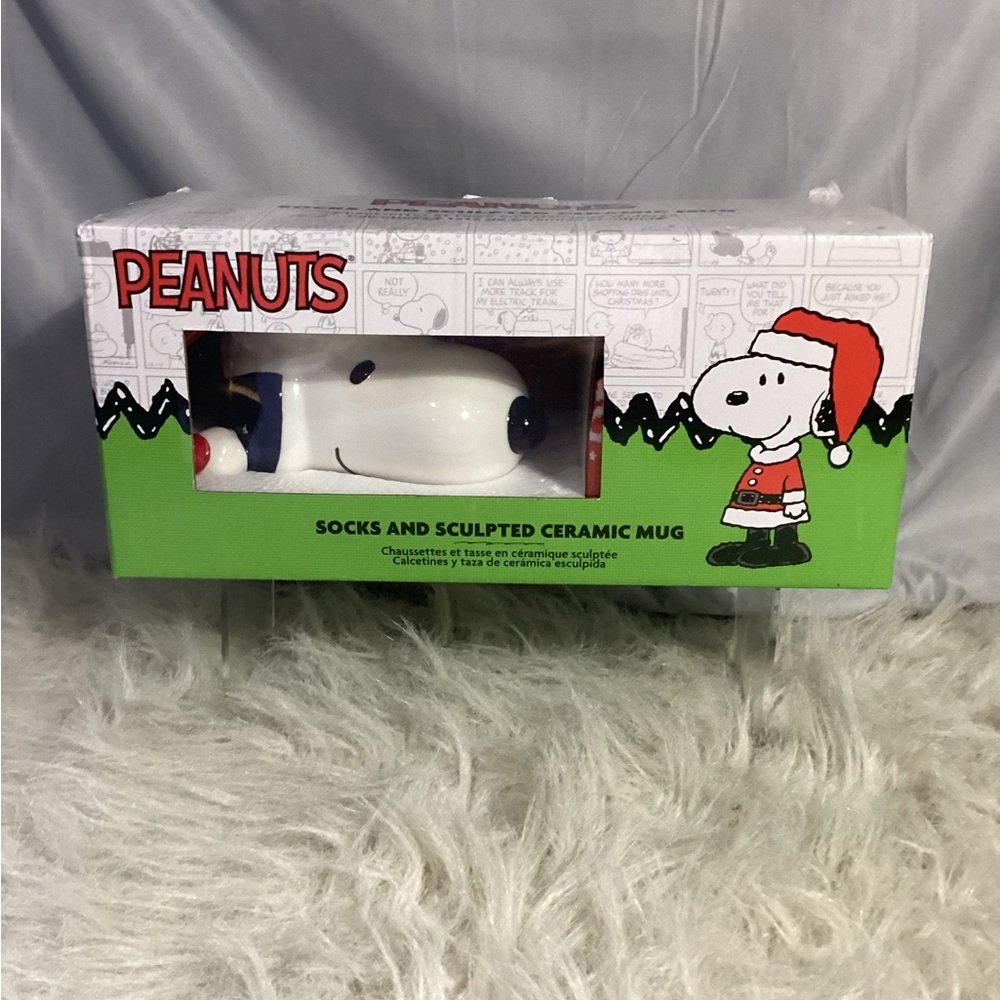 Bioworld Peanuts Snoopy 14oz Sculpted Mug & 8 Pair Crew Socks Christmas Gift Set - Picture 2 of 13